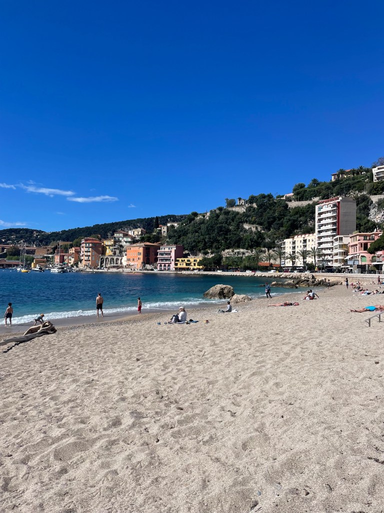 Pláž ve Villefranches-sur-Mer