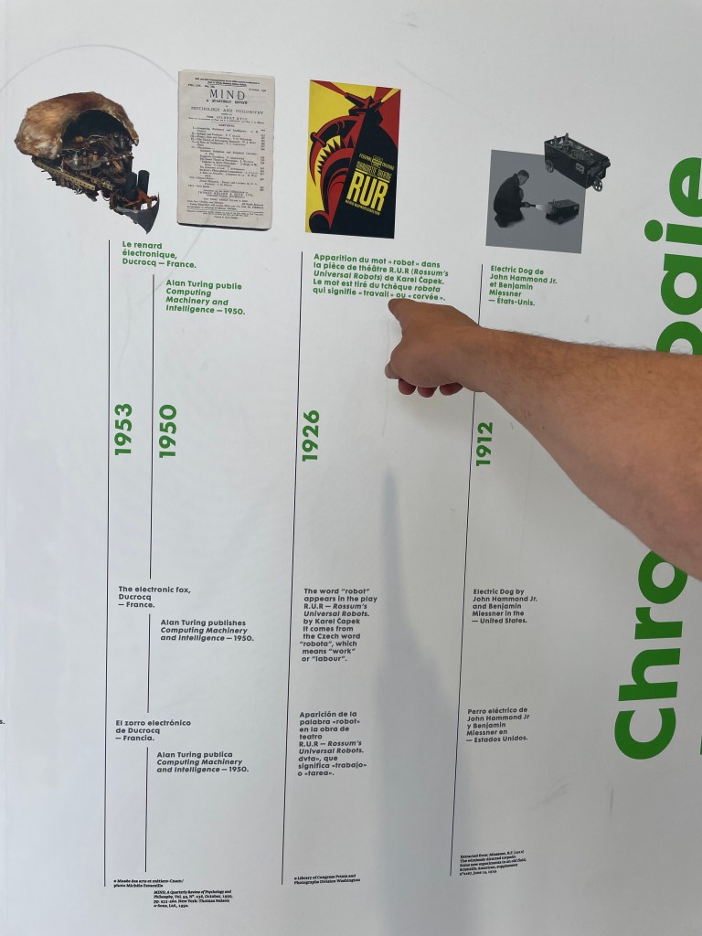 Informační tabule s timeline historií robotů