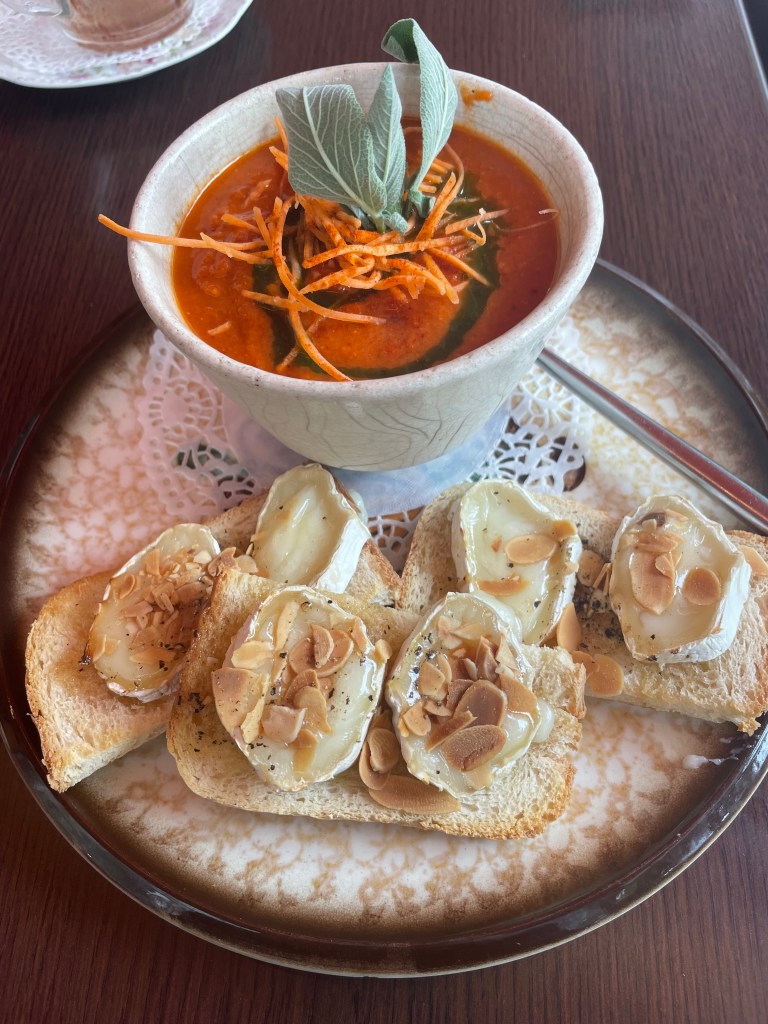 Mrkvová polévka, chléb s kozím sýrem v kavárně L´Atelier, ve městě Honfleur v Normandii.