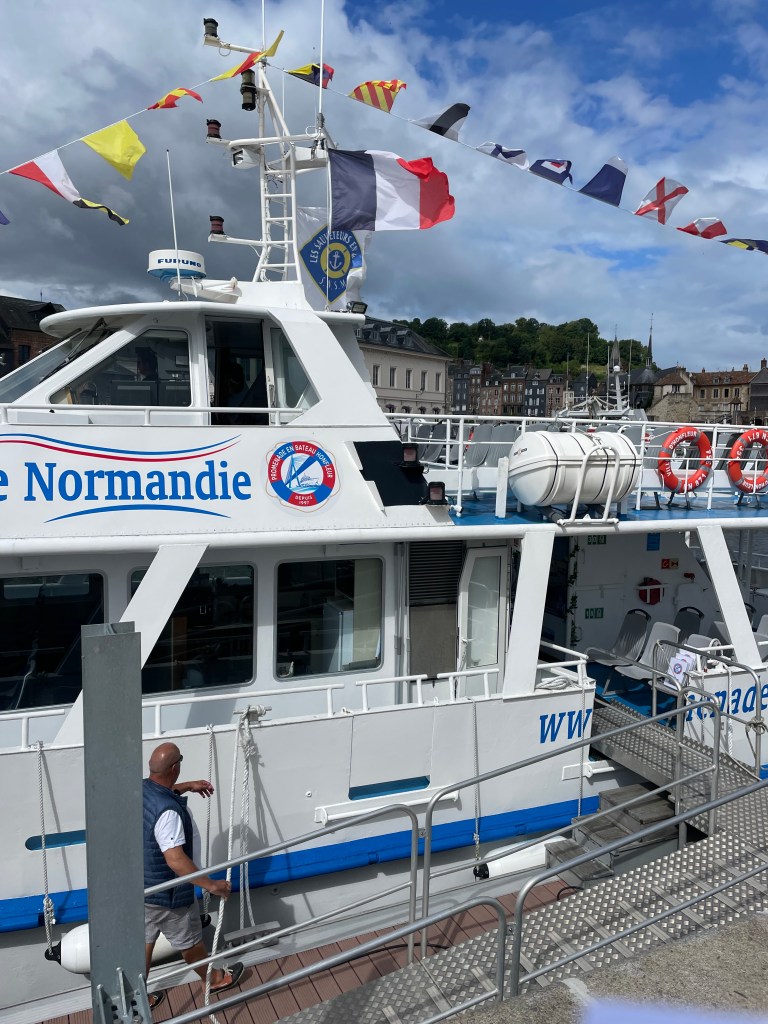 Výletní loď ve městě Honfleur, Normandie