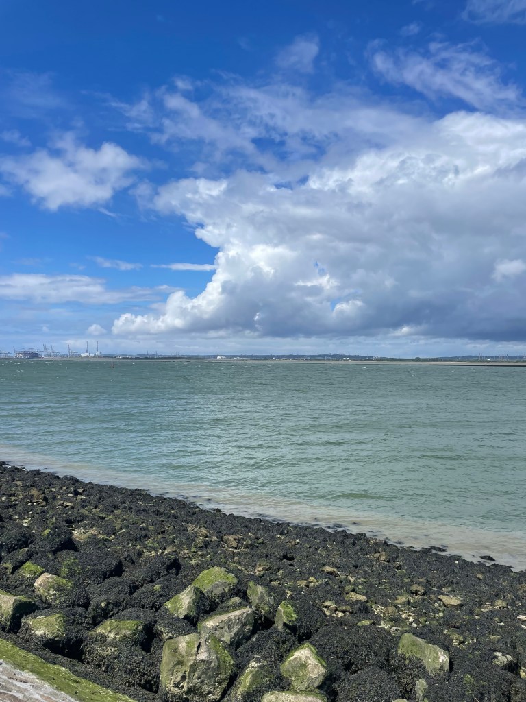 Výhled na moře ve městě Honfleur v Normandii