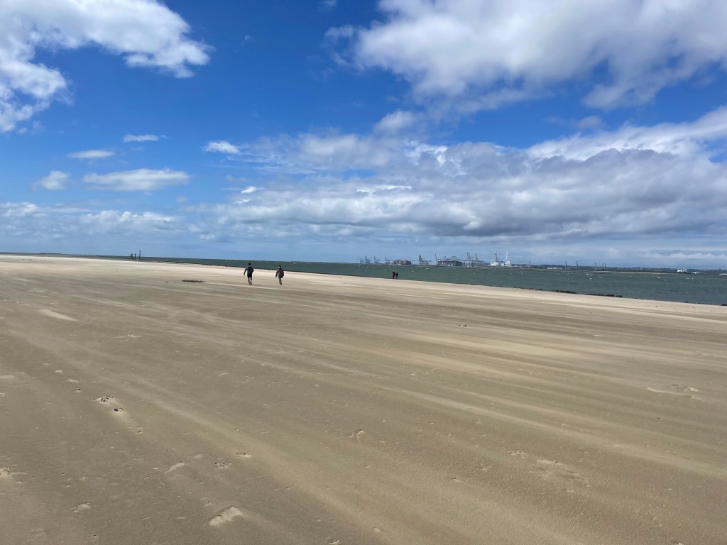 Pláž ve městě Honfleur v Normandii