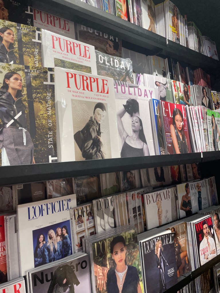 Mezinárodní edice časopisů v knihkupectví a kavárně Smith and Son v Paříži