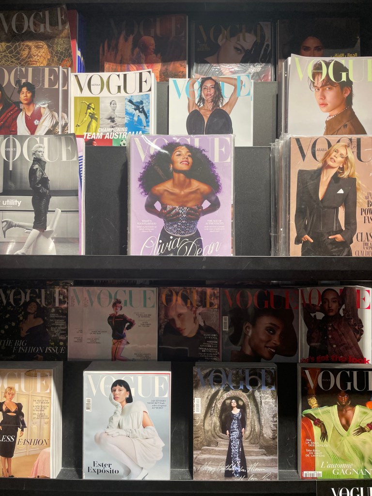 Mezinárodní edice časopisů v knihkupectví a kavárně Smith and Son v Paříži