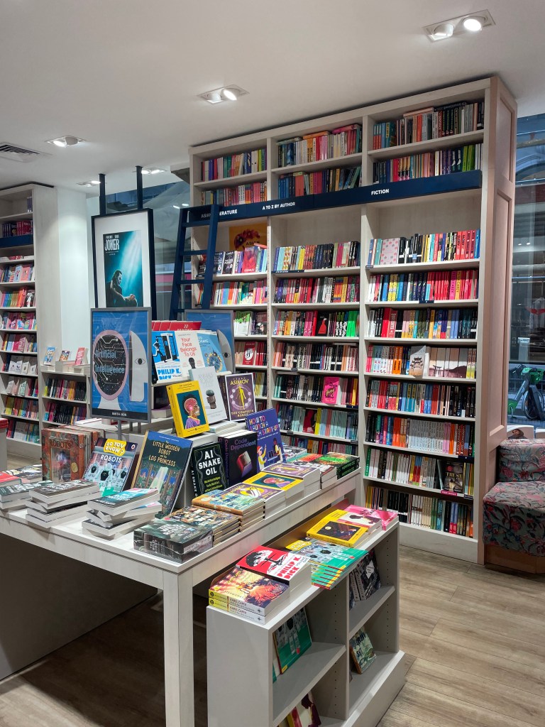 Knihy v knihkupectví a kavárně Smith and Son v Paříži