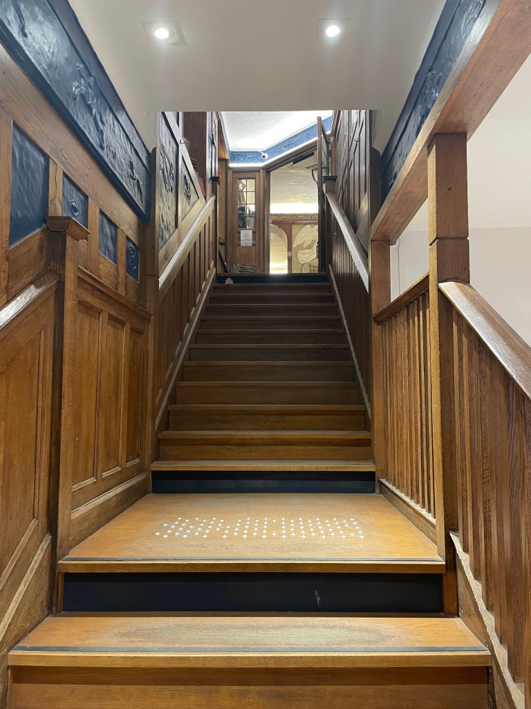 Interiér kavárny a knihkupectví Smith and Son v Paříži