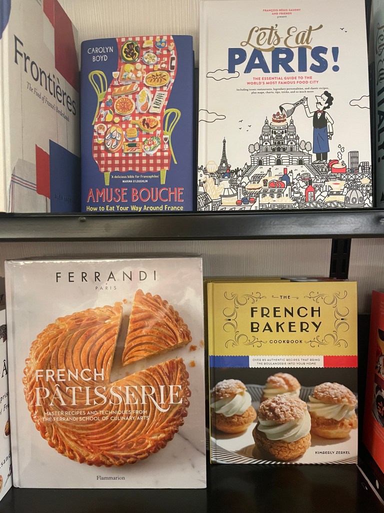 Interiér kavárny a knihkupectví Smith and Son v Paříži