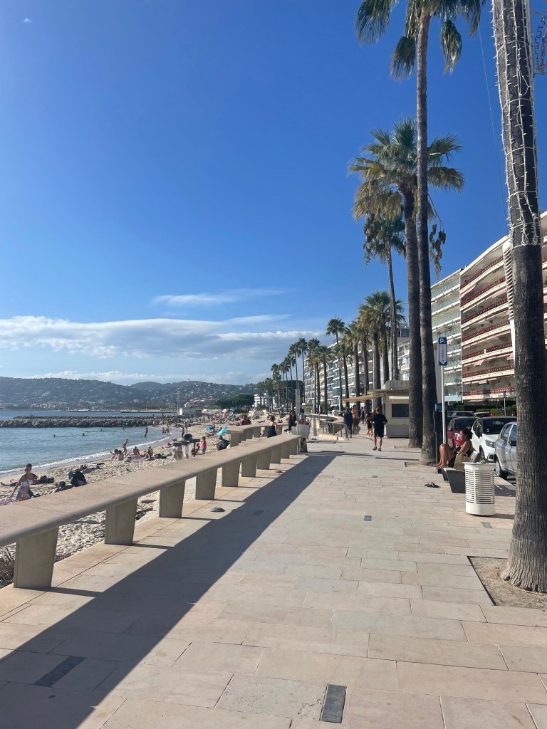 Městská pláž Juan les Pins v Antibes, Jižní Francie