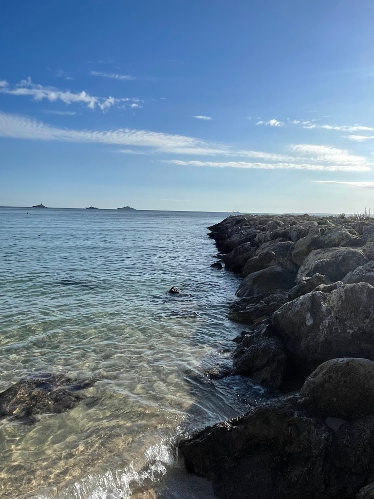 Městská pláž Juan les Pins v Antibes, Jižní Francie