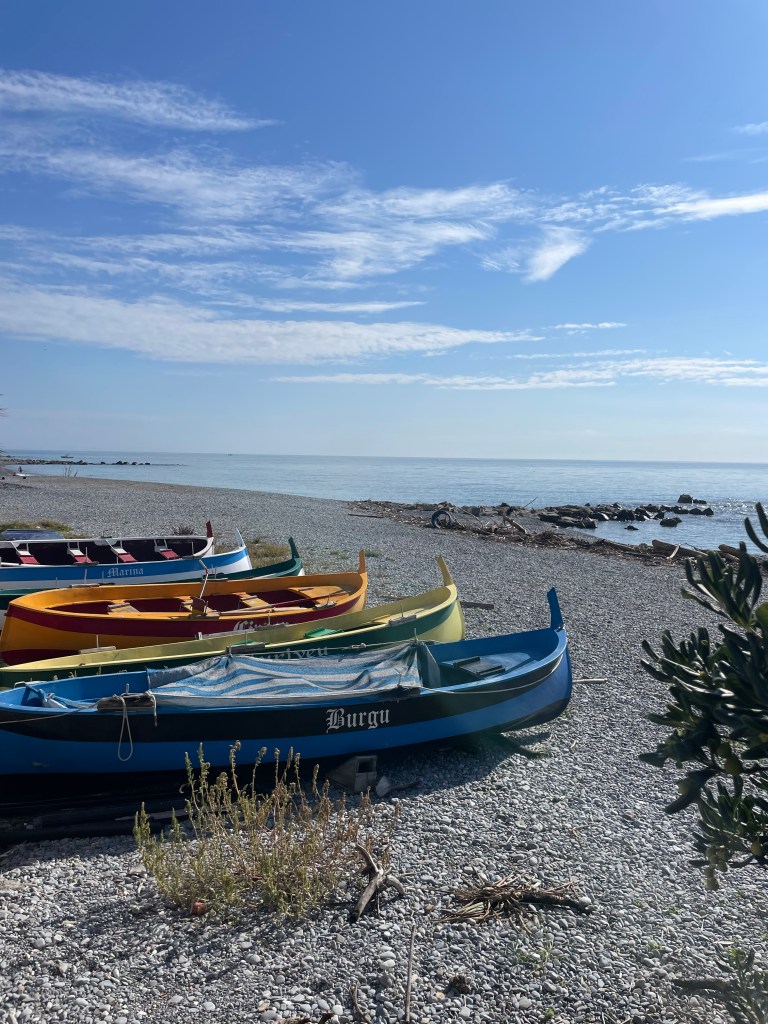 Pláž ve městě Ventimiglia v Itálii