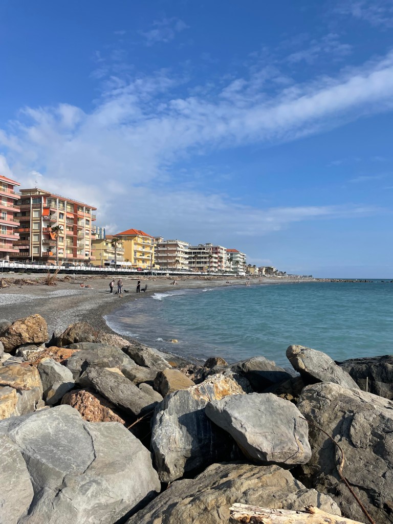 Pláž ve městě Ventimiglia v Itálii