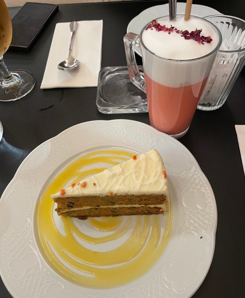 Mrkvový dort a Tea Rose Latte v kavárně Smith and son v Paříži