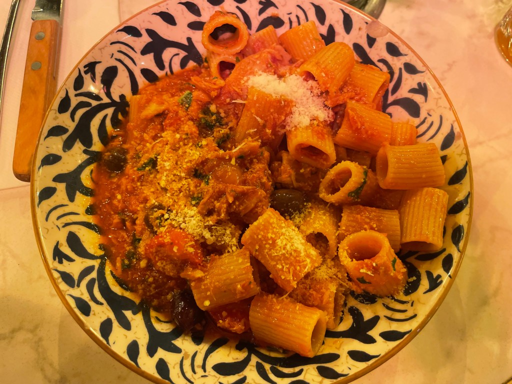 Těstoviny s tuňákem v pařížské restauraci In Casa