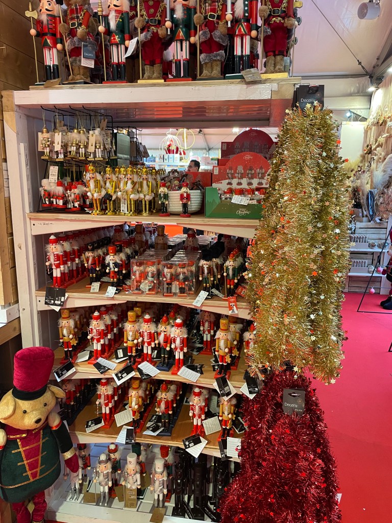 Vánoční výzdoba na adventních trzích na La Défense v Paříži