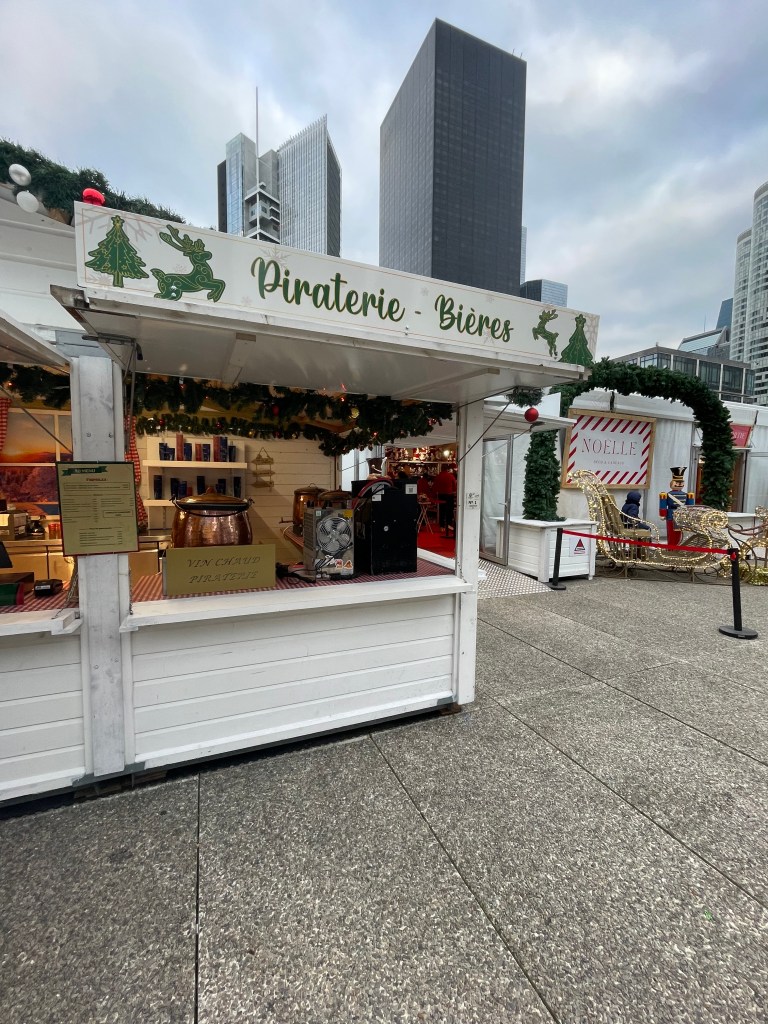 Vánoční výzdoba na adventních trzích na La Défense v Paříži