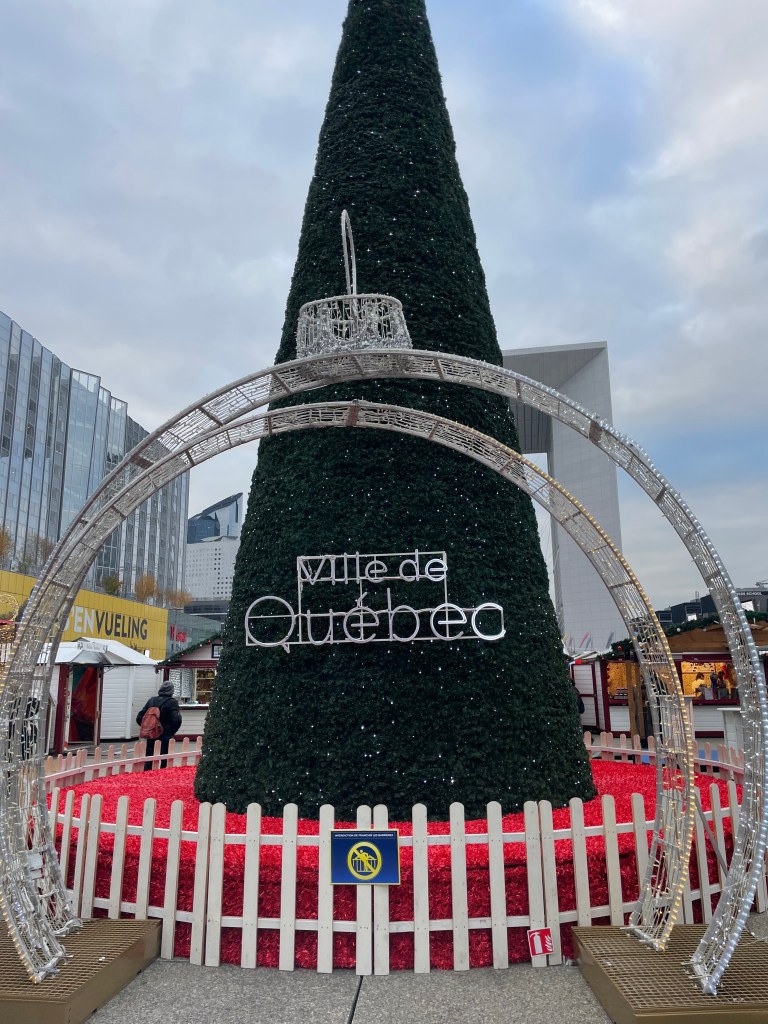 Vánoční stromeček na adventních trzích na La Défense v Paříži