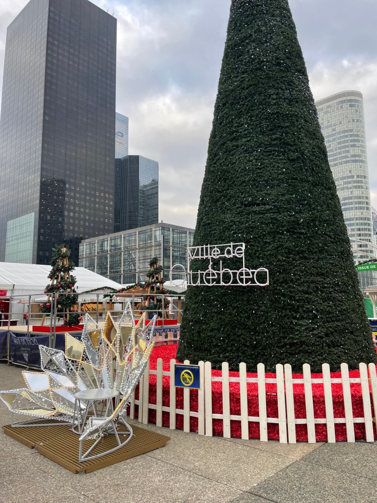 Vánoční stromeček na adventních trzích na La Défense v Paříži
