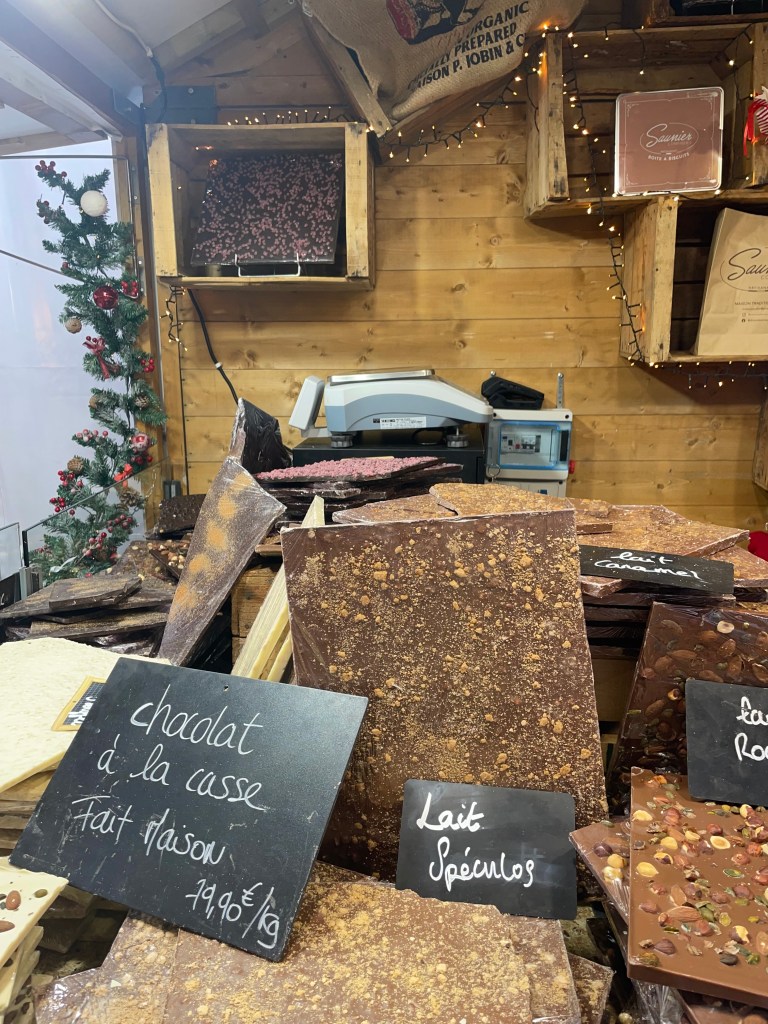 Stánky na adventních trzích na La Défense v Paříži- čokoláda