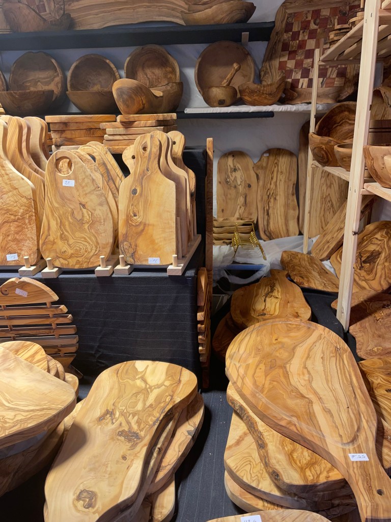 Stánky na adventních trzích na La Défense v Paříži- dřevěné produkty