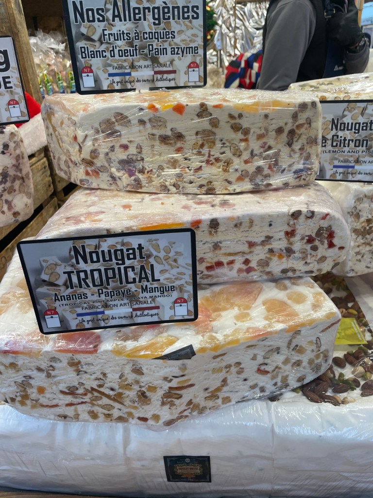 Stánky na adventních trzích na La Défense v Paříži- turecký med