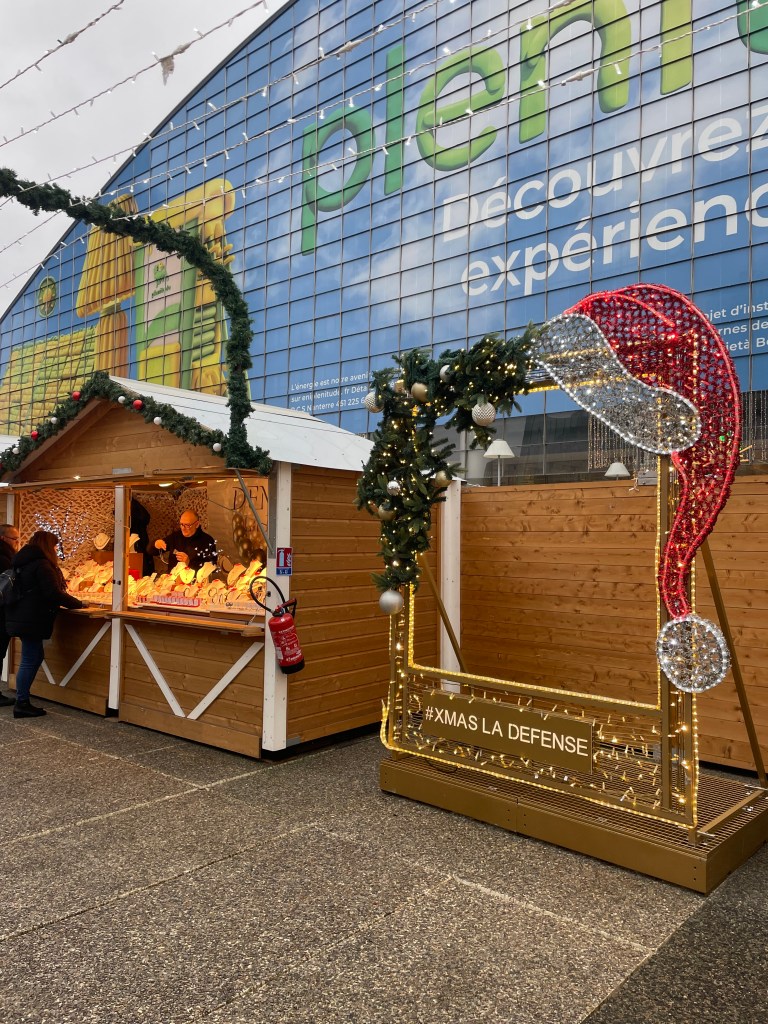 Vánoční výzdoba na adventních trzích na La Défense v Paříži