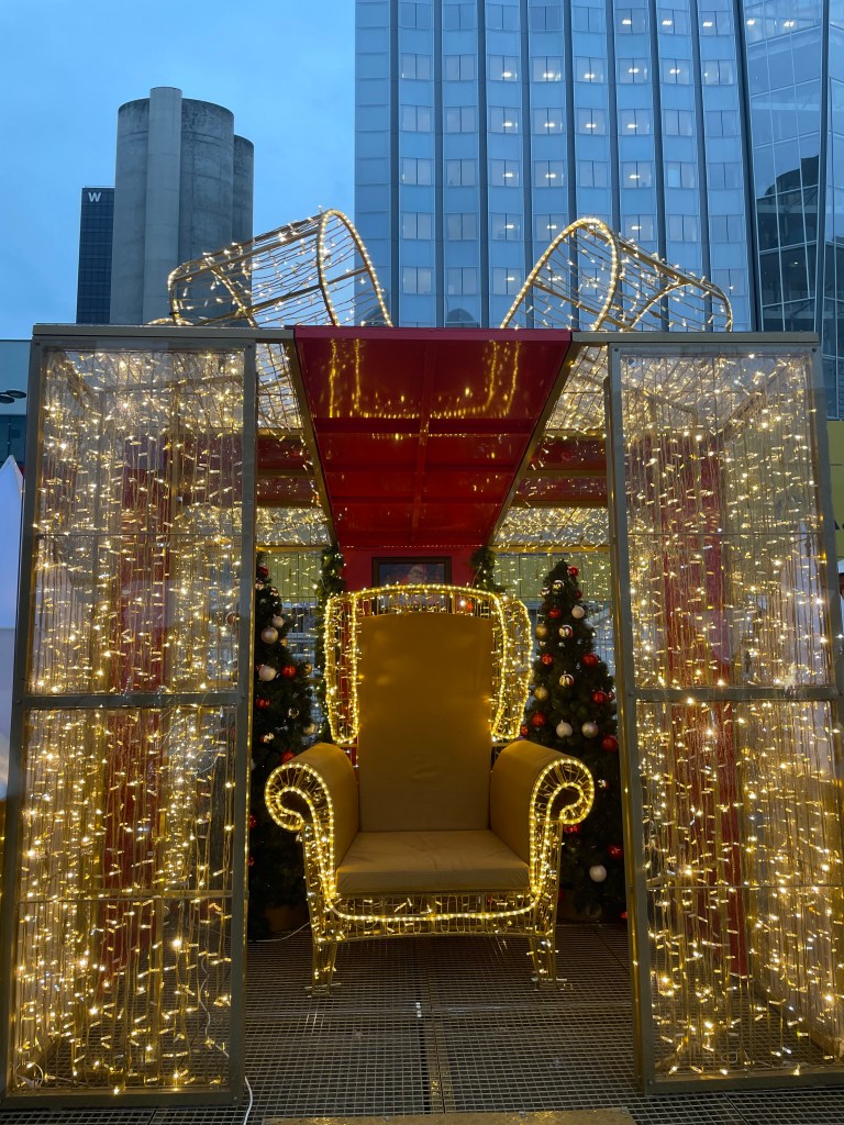 Vánoční výzdoba na adventních trzích na La Défense v Paříži