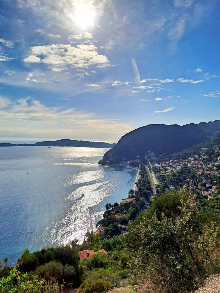 Vyhlídka při vzestupu z centra městečka Èze v Jižní Francii