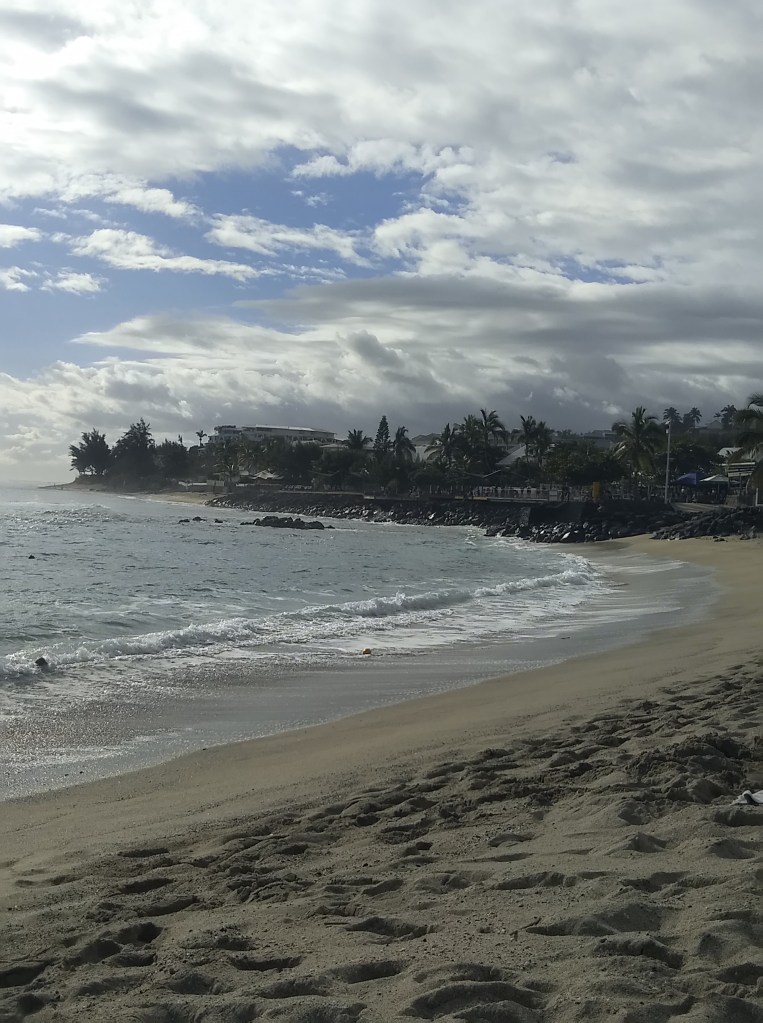 Pláž Roches Noires ve městě Saint-Gilles na ostrově Réunion