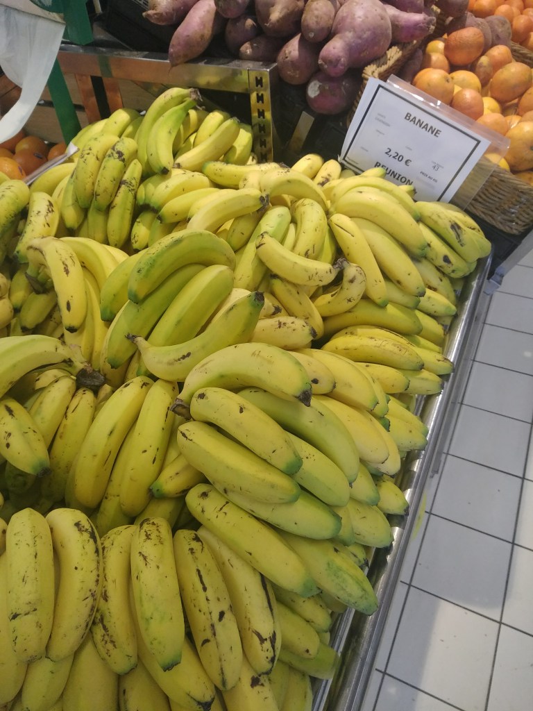 Prodej banánů v supermárketu na ostrově Réunion