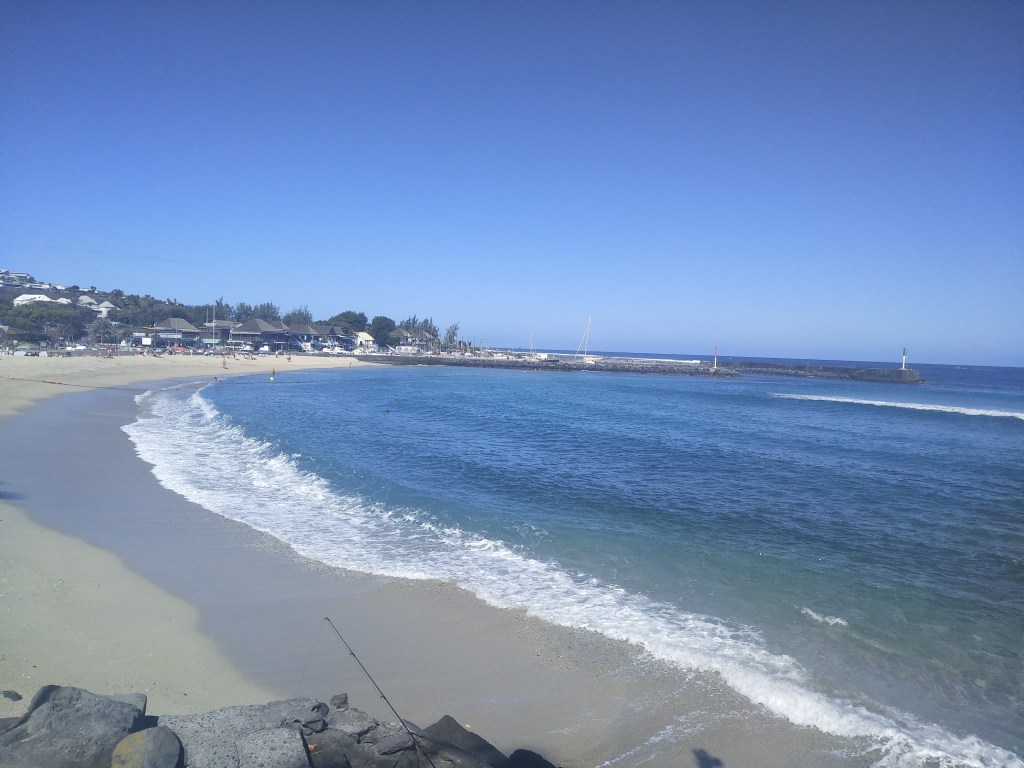 Pláž Roches Noirs ve městě Saint-Gilles na ostrově Réunion