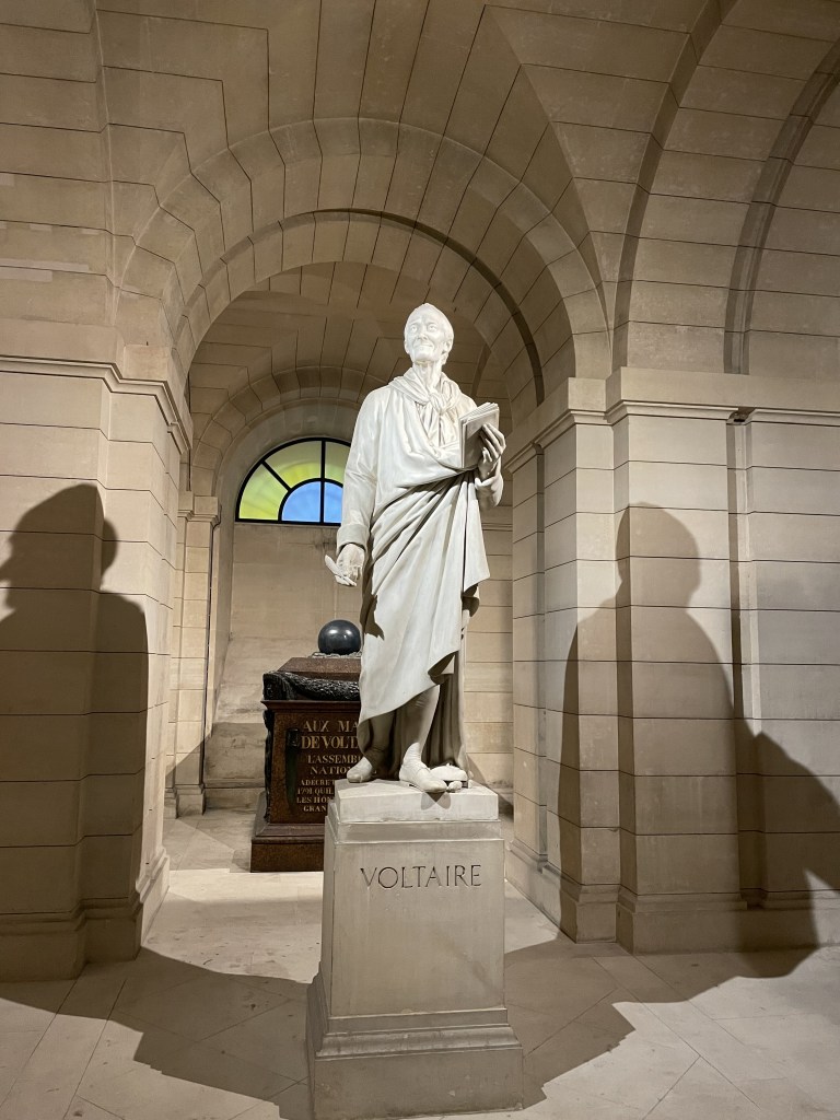 Hrobka a socha spisovatele Voltaira