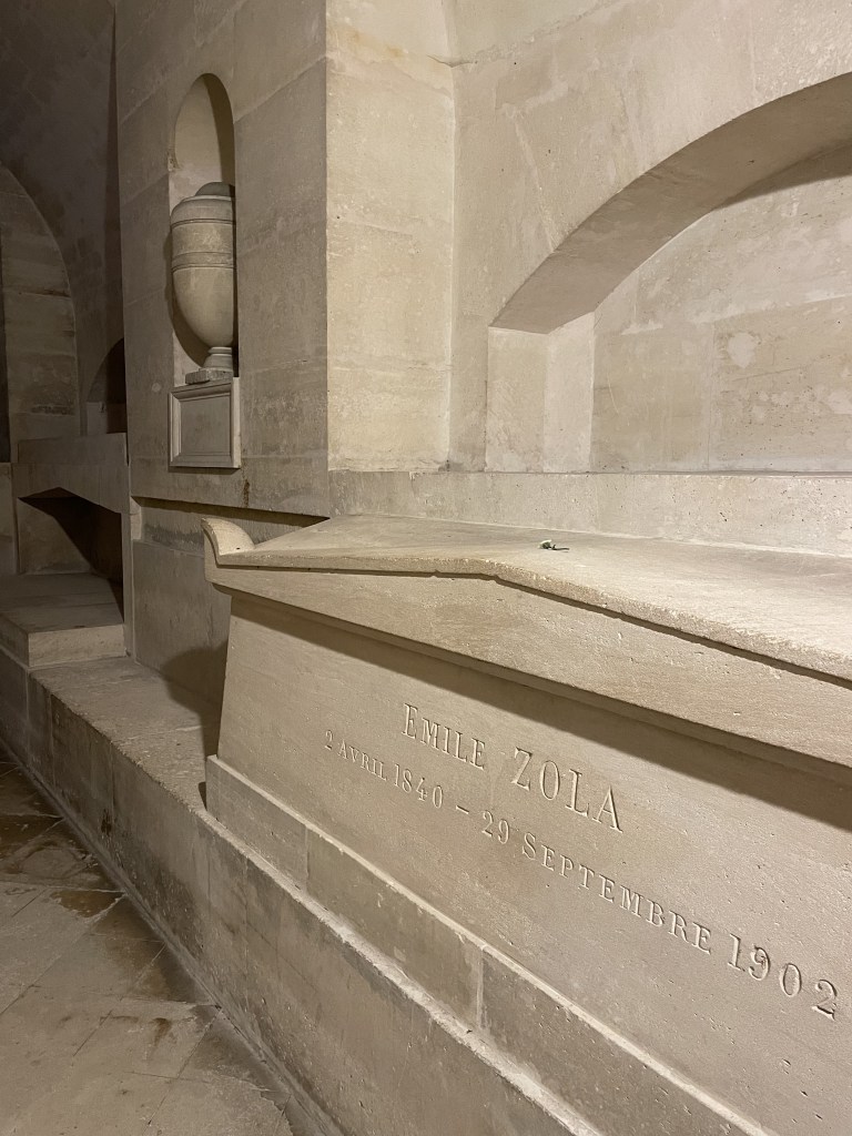 Hrobka spisovatele Emila Zoly v Panthéonu