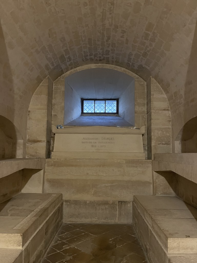 Hrobka spisovatele Alexandra Dumase v Panthéonu