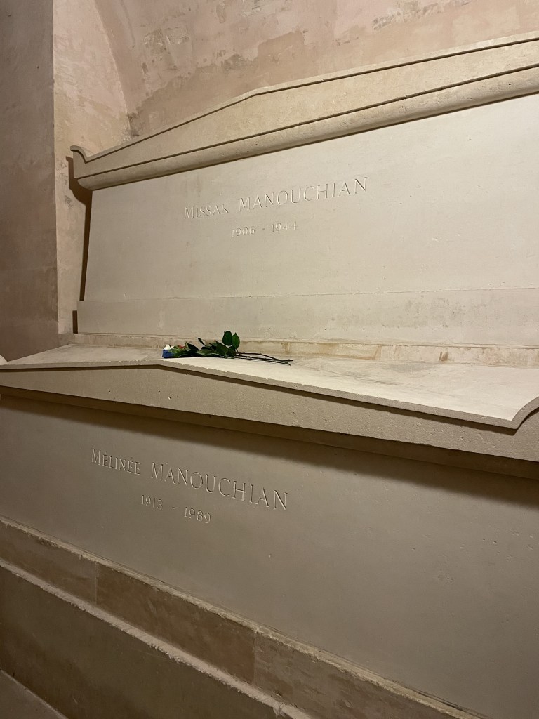 Hrobka Missaka Manouchiana v Panthéonu v Paříži