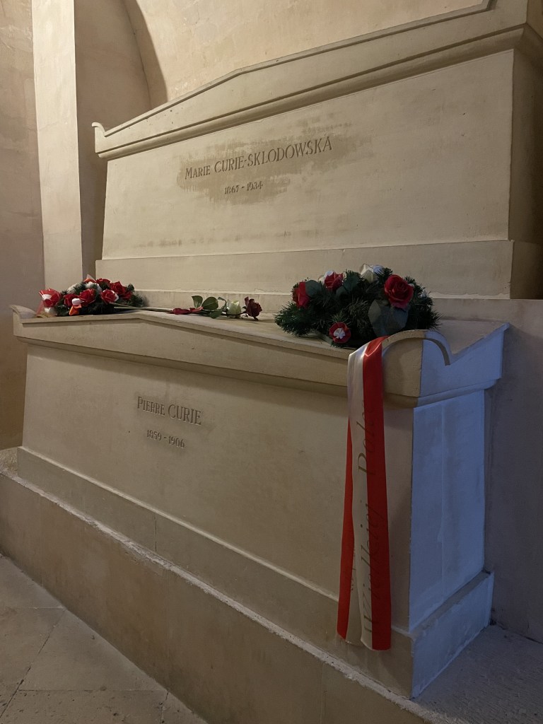 Hrobka Marie Curie-Sklodowské a Pierra Curie v Panthéonu v Paříži