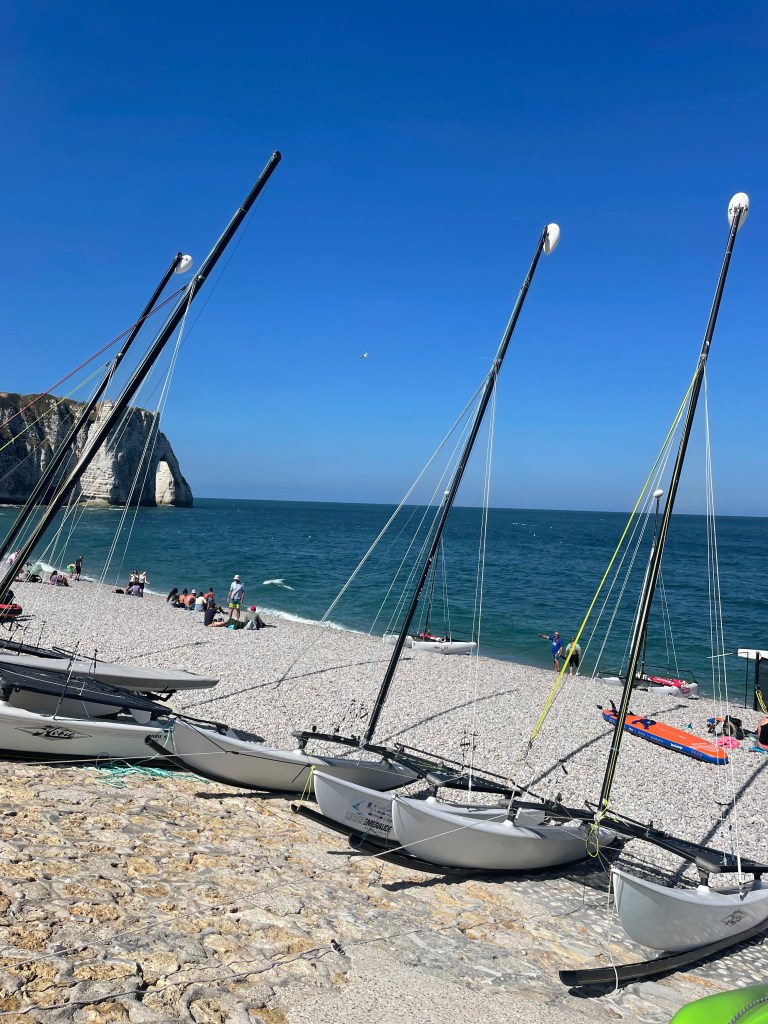 Pláž v Étretat v Normandii