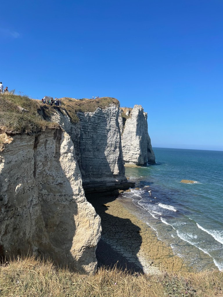 Skalní útesy v Étretat v Normandii