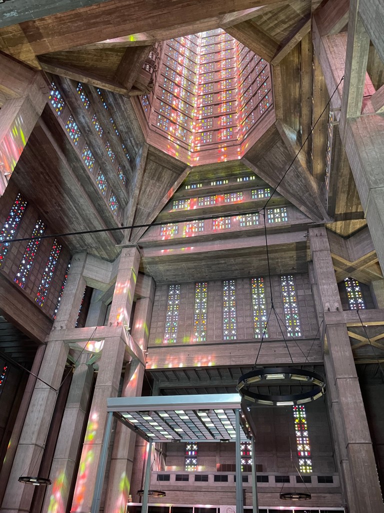 Interiér kostela sv. Josefa v Le Havre