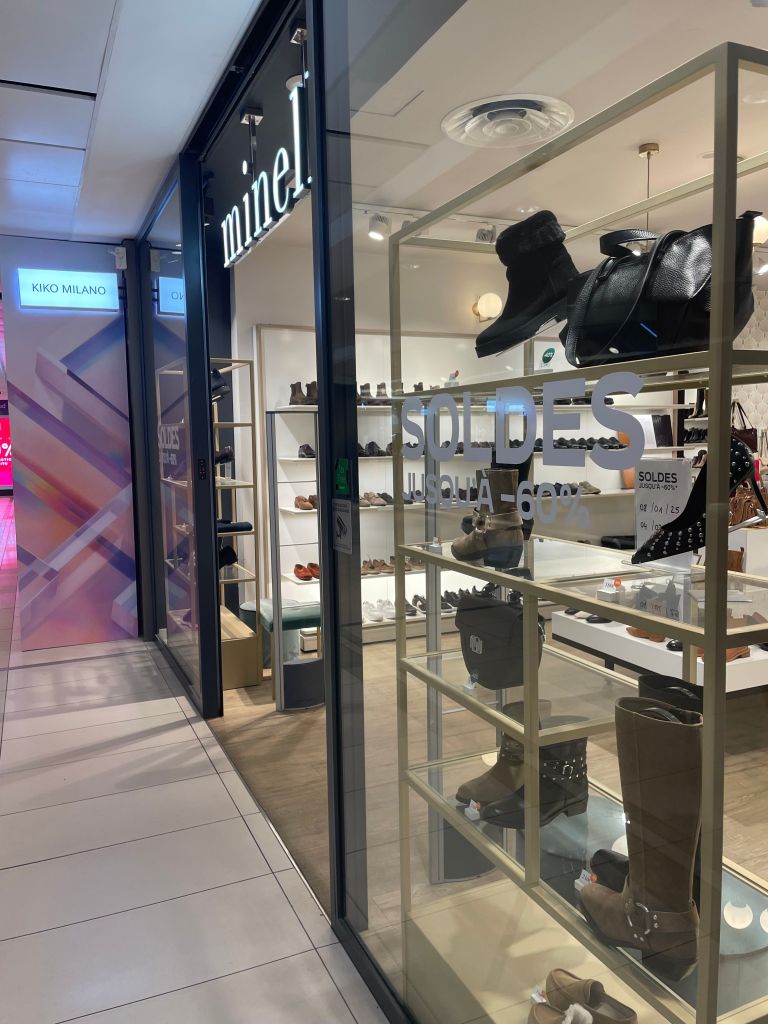 Butik značky Minelli v nákupním centru Italie 2