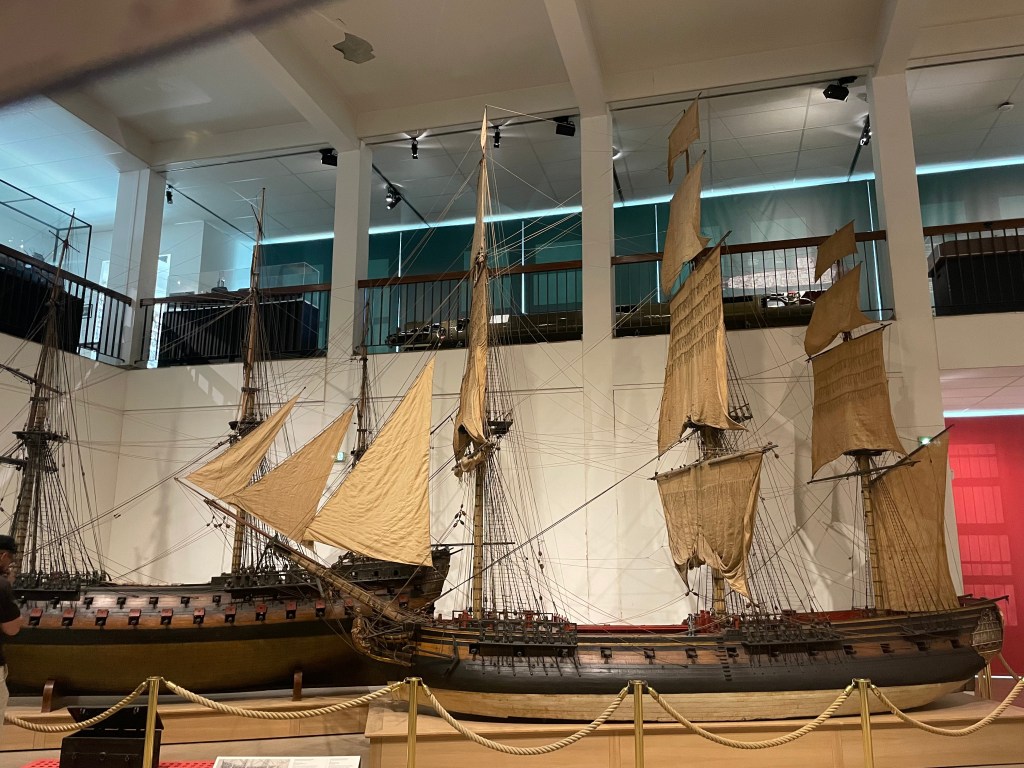 Historické modely lodí vystavené v muzeu v Toulonu.