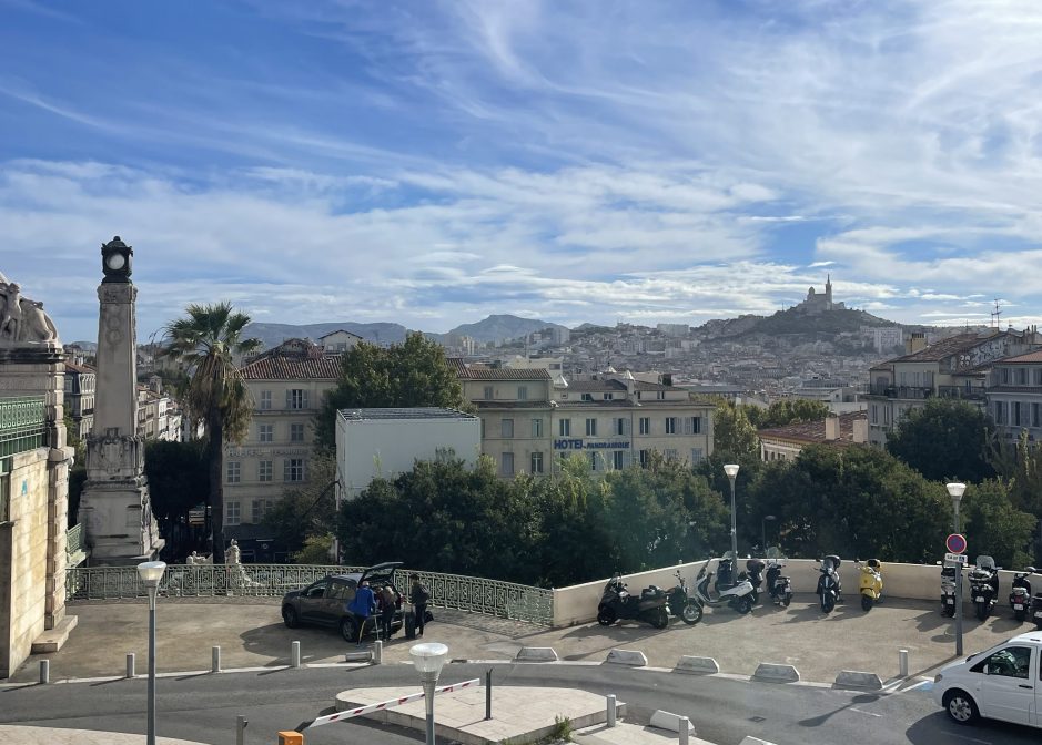 Výhled na město Marseille z hlavního vlakového nádraží