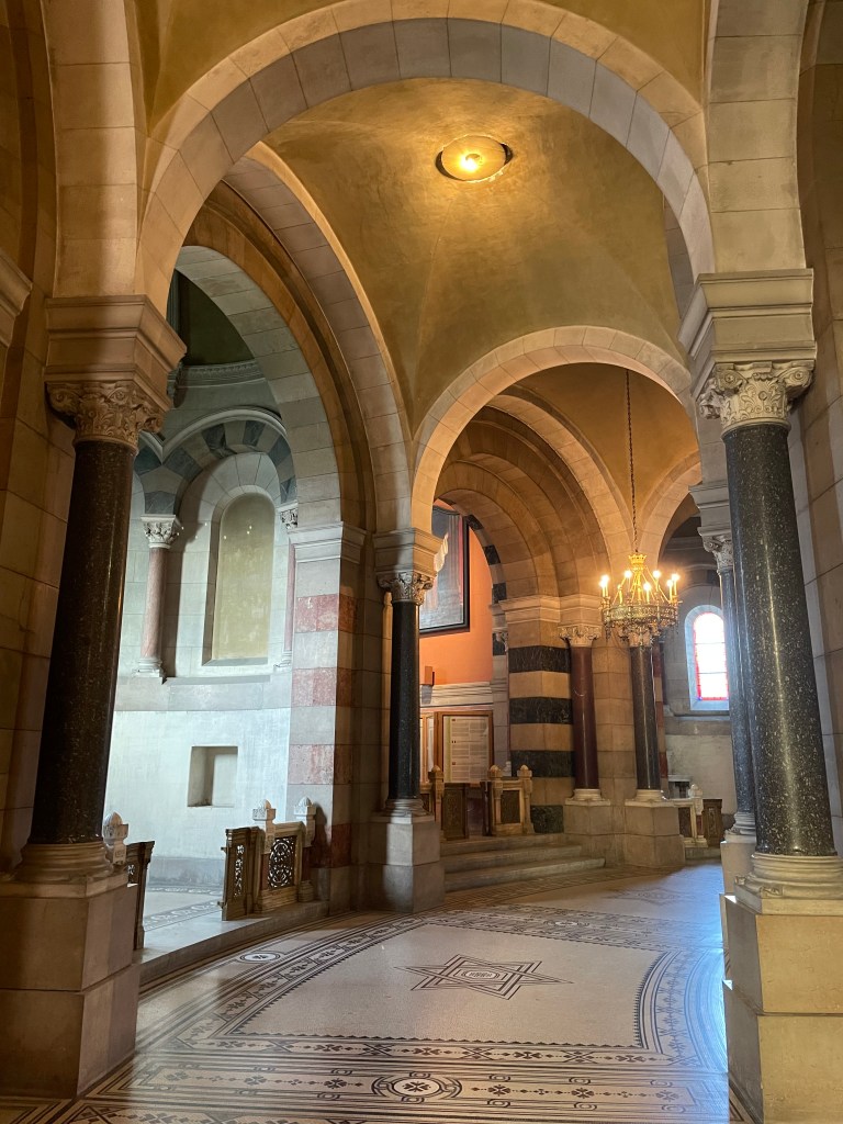 Interiér katedrály La Major v Marseille