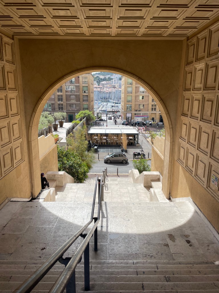 Ulice v centru Marseille s výhledem na starý přístav