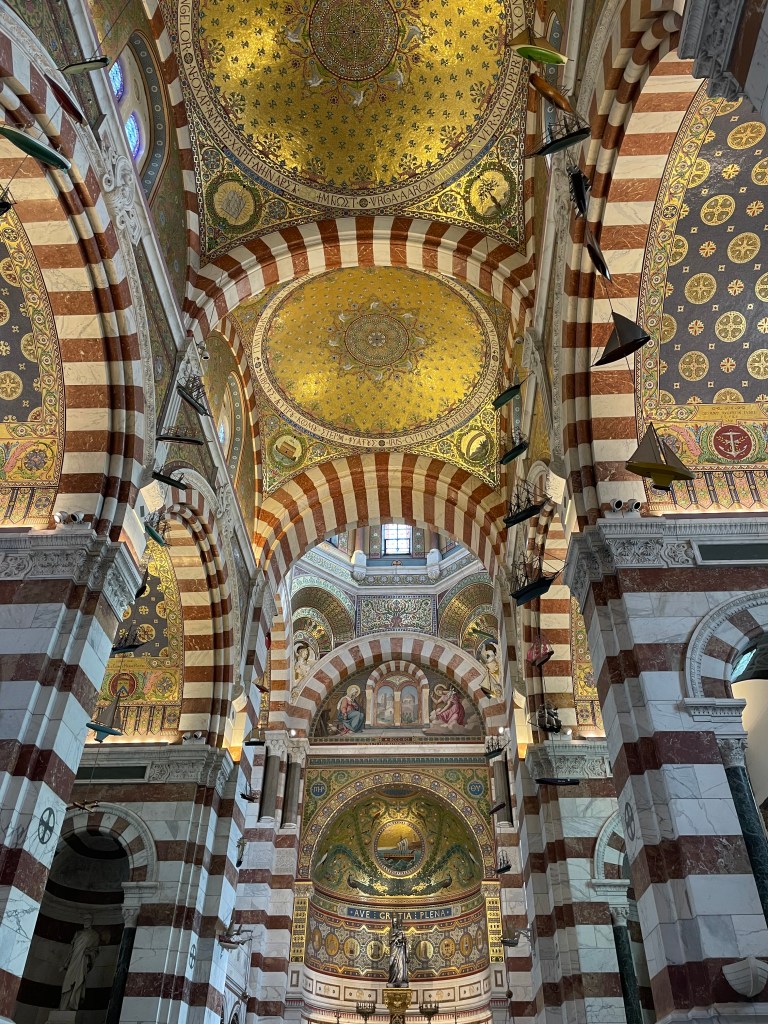 Interiér baziliky Notre-Dame de la Garde v Marseille