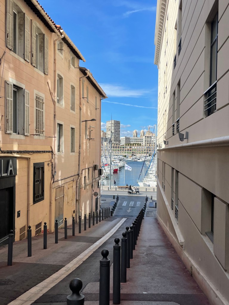Ulice v centru Marseille s výhledem na starý přístav