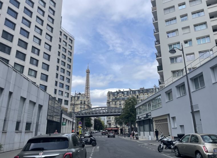 Výhled na Eiffelovu věž kousek od metra Dupleix v 15. obvodu