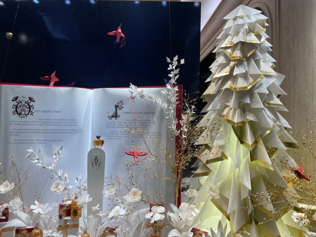 Vánoční výloha butiku Guerlain 