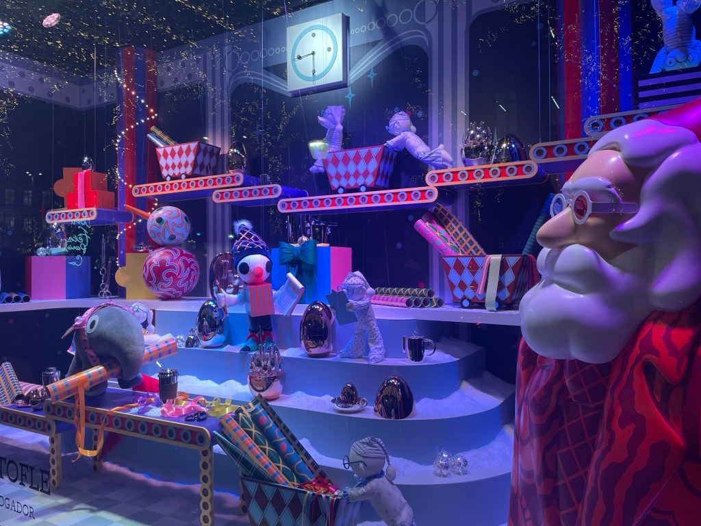 Výloha v Galeries Lafayette, vánoční figurky