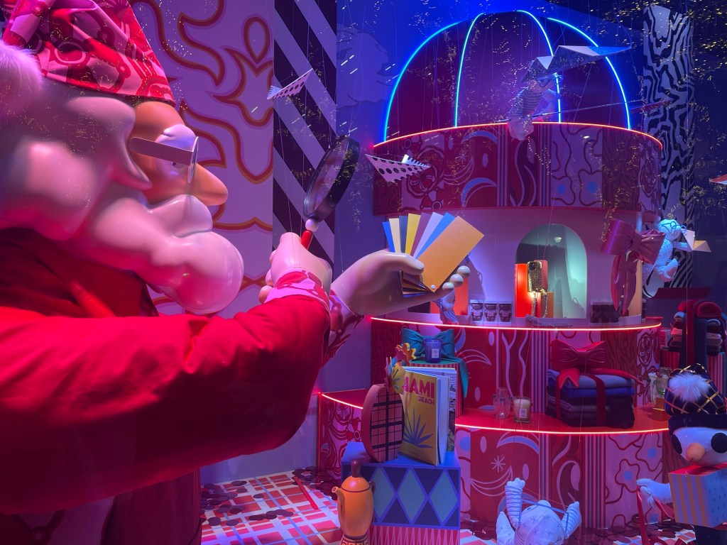 Figurky ve vánoční výloze v Galeries Lafayette