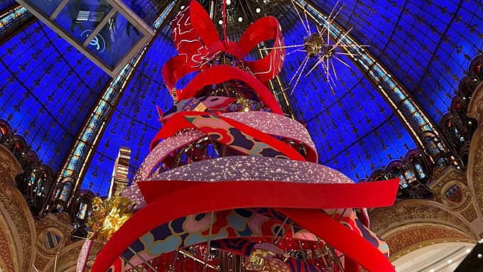 Vánoční stromeček v Paříži, v Galleries Lafayette